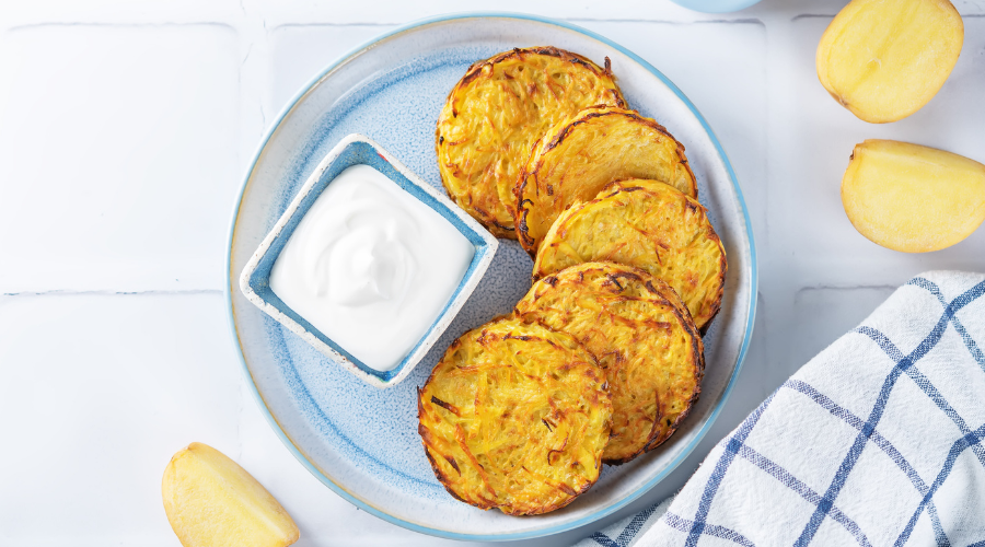 Knusprige Kartoffelpfannkuchen mit Sahne